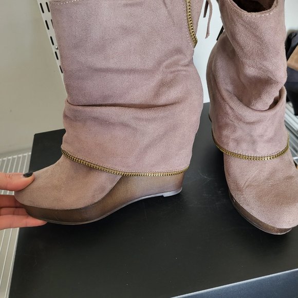 Boots - Picture 4 of 6